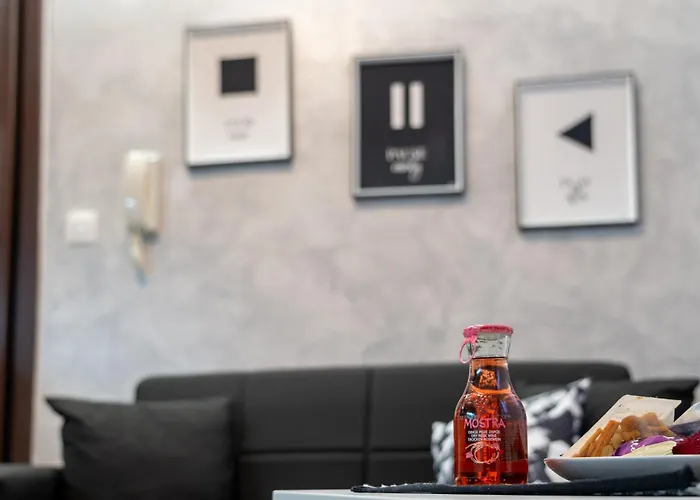 Crystal With Free Private Parking Of Stayinthess Lejlighed