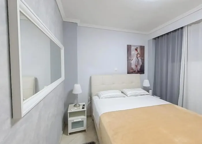 Crystal With Free Private Parking Of Stayinthess Apartment